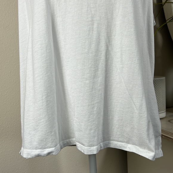 7 Old Navy XL Black or White Sleeveless Tops - Picture 3 of 16